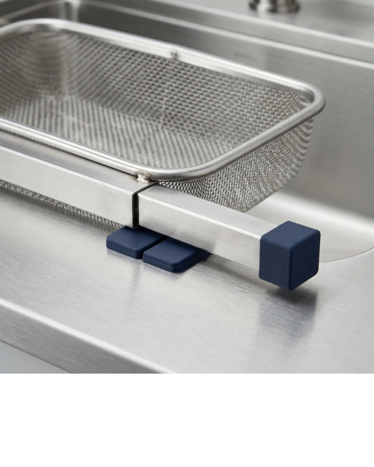 Baklu Expandable Over Sink Mesh Draining Basket 39-58 cm Navy Grips - Detail view